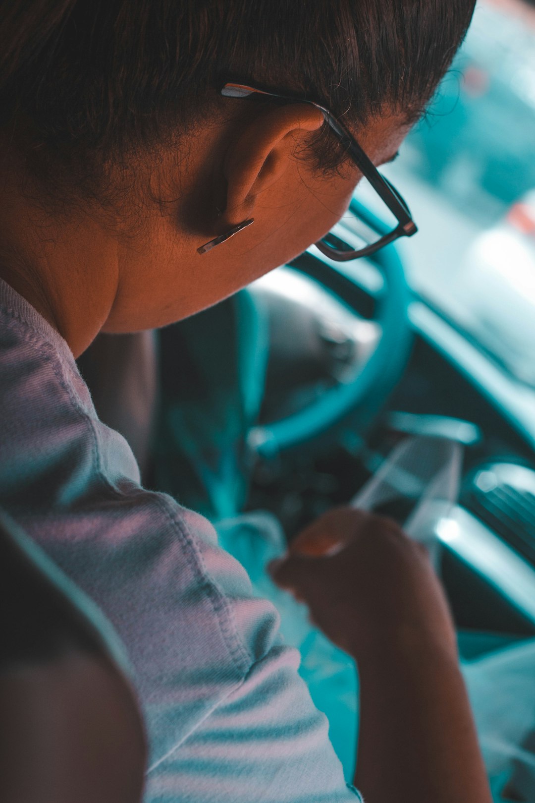 person-wearing-eyeglasses-zxoxebf-4d4